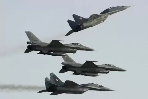 Zwei MiG- 29 der polnischen Luftwaffe aus russischer Produktion fliegen über und unter zwei F-16-Kampfjets der polnischen Luftwa