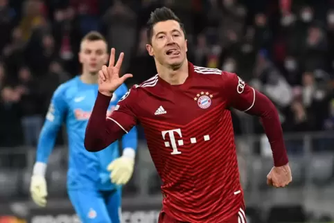 Drei Tore in knapp elf Minuten: Robert Lewandowski schoss den FC Bayern ins Viertelfinale der Champions League.