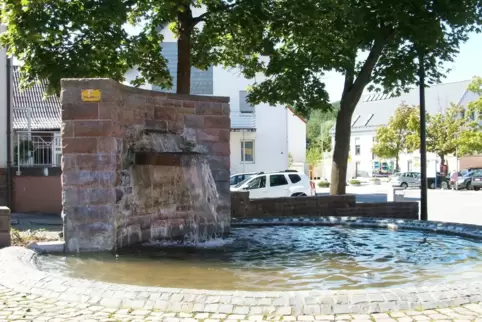 Am Brunnen in der Contwiger Ortsmitte fließt der Verkehr bald wieder zweispurig vorbei. 