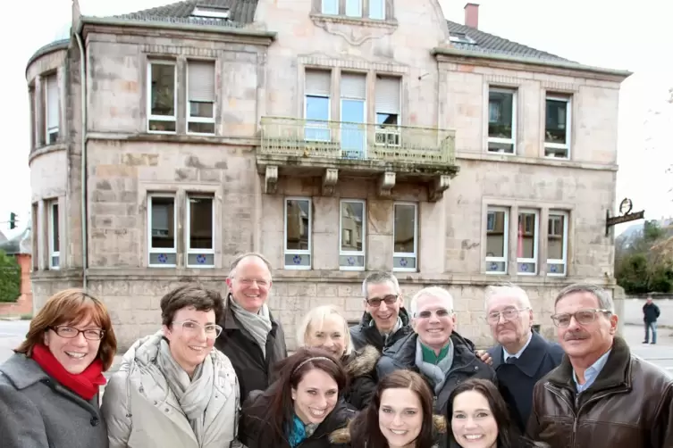 Im November 2012 war die Familie Frank aus New Jersey zu Besuch in Landau. Unser Archivbild zeigt sie vor dem Haus ihres Vaters 