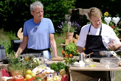 Cliff Hämmerle (rechts), hier zusammen mit seinem „Fernseh-Assistenten“ Michael Koch beim Kochen vor dem Kloster Wörschweiler.