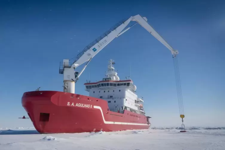 Das s&uuml;dafrikanische Polarforschungs- und Logistikschiff S.A. Agulhas II auf der Expedition zur Suche nach dem Wrack der &bdquo;Enduran