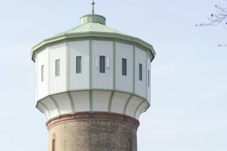 Inzwischen von Wohnh&auml;usern umgeben: der in den 1960er Jahren stillgelegte Turm im heutigen Ludwigshafener Stadtteil.