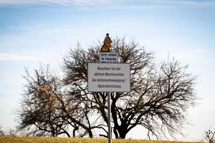 Die Militäranlage liegt auf einer 370 Meter hohen Bergkuppe zwischen Oberauerbach, Niederauerbach und Mörsbach.