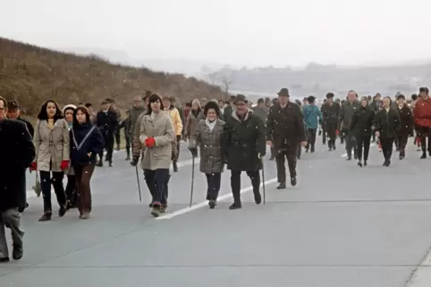 Im Herbst 1973 gab es wegen der Ölkrise vier autofreie Sonntage. Das Foto entstand bei einer Wanderung des Schwäbischen Albverei