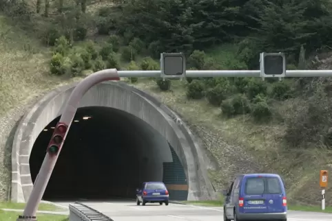Da es keine Bauarbeiten im Landstuhler Hörnchenbergtunnel gibt, wundern sich Pendler, die täglich auf diesem Abschnitt der A62 u