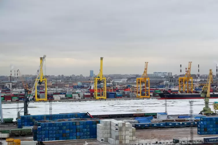 Die westlichen Sanktionen wegen des Kriegs gegen die Ukraine treffen Russland schwer. Das Foto zeigt den Hafen von St. Petersbur