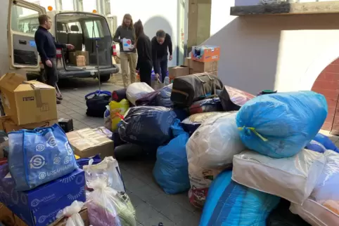 Christoph Ziegler und seine Kollegen laden am Mittwoch einen ersten Bus voll mit Spenden.