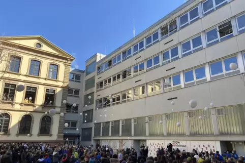 Schüler des Leibniz-Gymnasiums setzen mit weißen Ballons ein Zeichen für Frieden. 