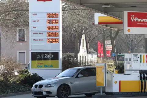 Das ist sogar noch lange nicht die Spitre: In diesen Zeiten lohnt der Preisvergleich bei Tankstellen ganz besonders. 