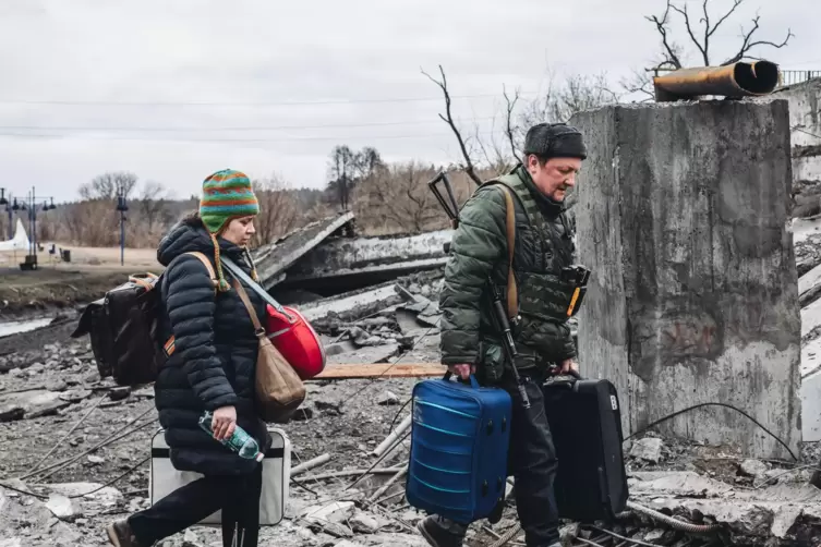 Hunderttausende Ukrainer verlassen ihre Heimat aus Angst um ihr Leben. Unser Bild zeigt einen bewaffneten Freiwilligen, der eine