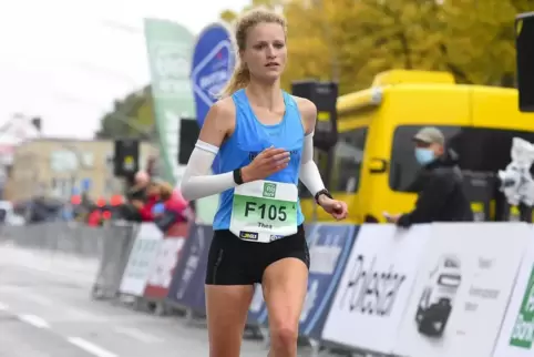 Thea Heim bei der Halbmarathon-DM 2021 in Hamburg. Nach drei Kilometern war die 29-Jährige schwer gestürzt. 