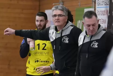 Darf die Mannschaft derzeit nicht coachen: Mirko Pesic (Bildmitte). 