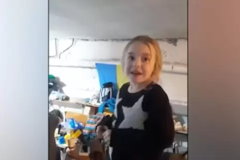 Amelia singt das Lied „Let It Go“ aus dem Disney-Film „Frozen“.