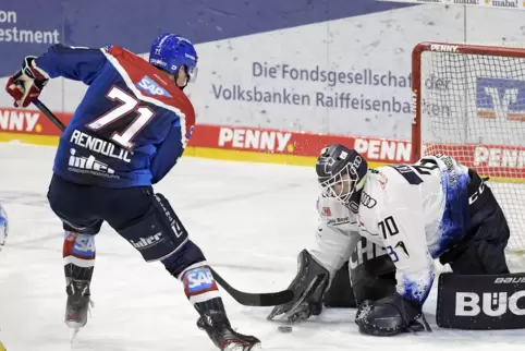 Das 4:2 ist unterwegs: Borna Rendulic trifft für die Adler gegen Torwart Daniel Taylor.