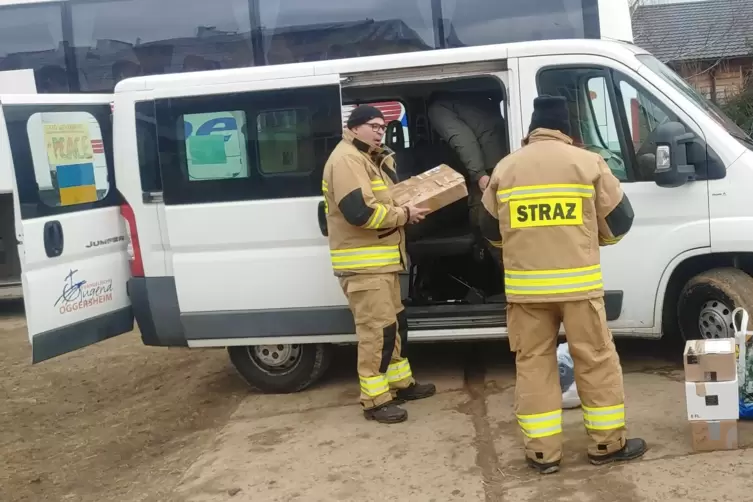 Lodyna, acht Kilometer entfernt von der ukrainischen Grenze – ein Umschlagplatz für Spenden. Das polnische Militär lädt die Spen