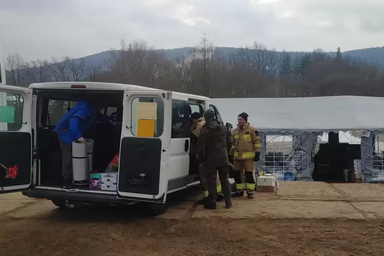 In diesem Zelt in Lodyna werden die Hilfsg&uuml;ter zwischengelagert bis zum Weitertransport in die Ukraine. 