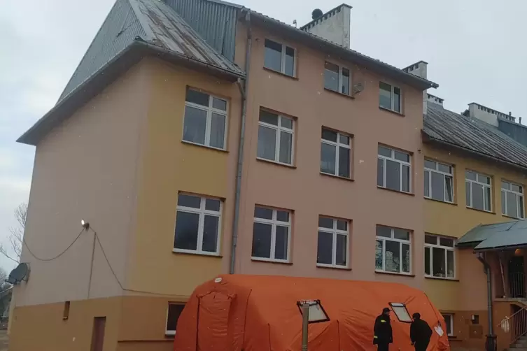 Die alte Schule von Lodyna: Hunderte Menschen auf der Flucht st&auml;rken sich hier mit einer Tasse Kaffee und etwas zu essen, bevor 