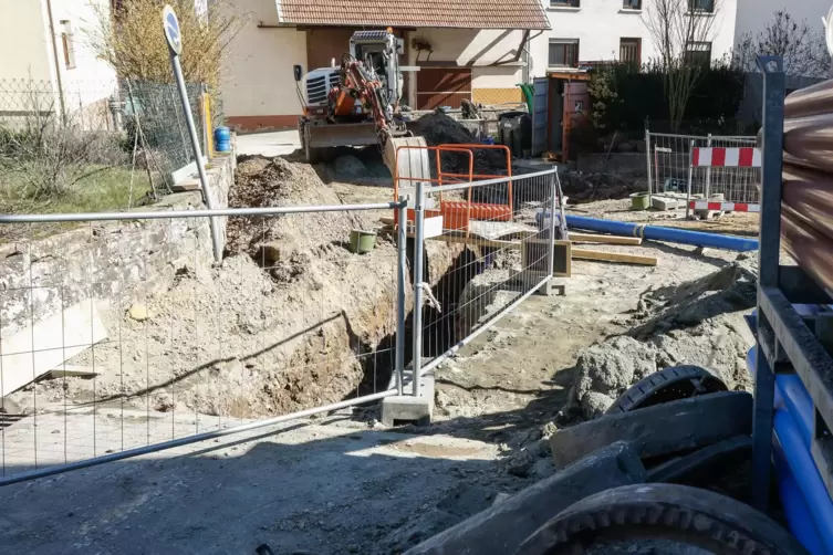 Seit vorigen Herbst ist die Eckstra&szlig;e eine Gro&szlig;baustelle. Die Fahrbahn wird erneuert, zudem werden Wasserleitung und Kanal erneu