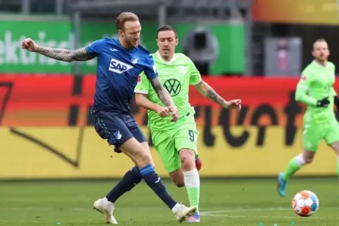 Kevin Vogt spielt den Ball vor Wolfburgs Max Kruse.
