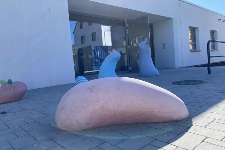 Die Firguren vor dem Eingang. 