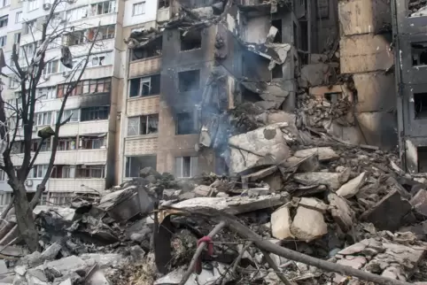 Bilder Zerstörung: ein durch Beschuss beschädigtes Haus in Charkiw.