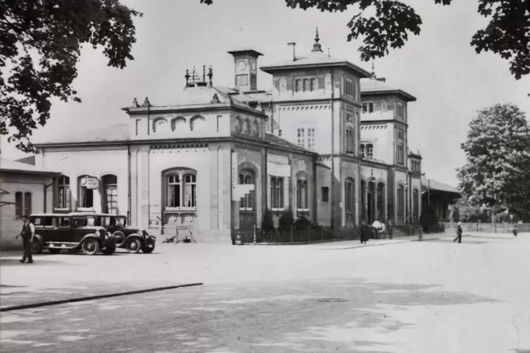 Unversehrt: das Bahnhofsgeb&auml;ude um 1933. 