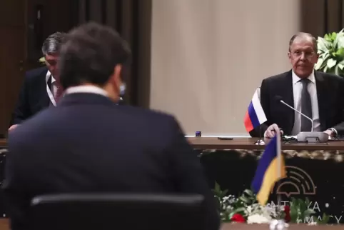 Auf diesem vom türkischen Außenministerium zur Verfügung gestellten Foto sitzt der russische Außenminister Sergej Lawrow (rechts