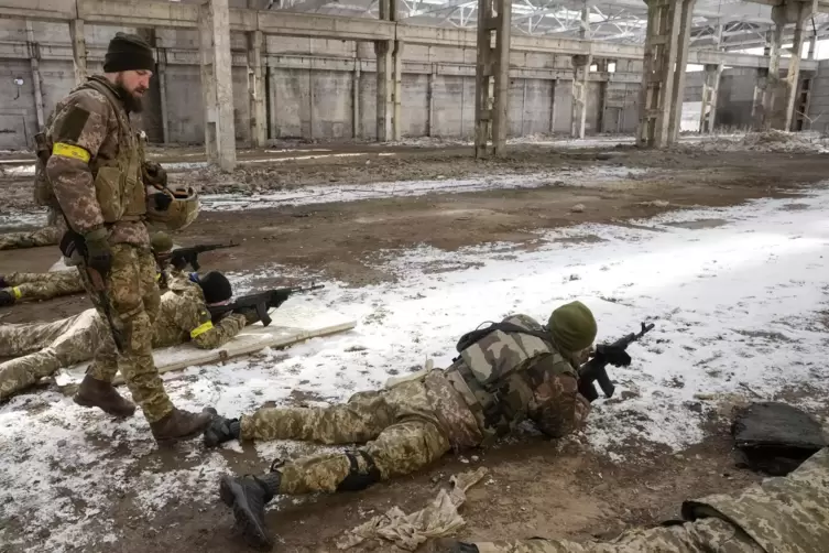 Freiwillige bereiten sich darauf vor, die ukrainische Armee im Kampf gegen die vorr&uuml;ckenden russischen Truppen zu unterst&uuml;tzen. 