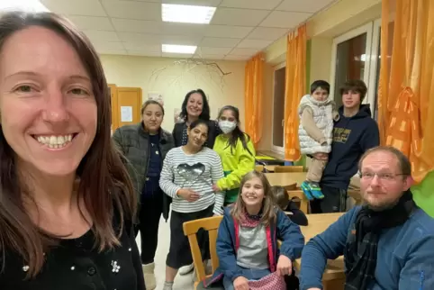 Nadine Didiers Selfie mit glücklich in Steinbach angekommenen Flüchtlingen. Rechts ihr Lebensgefährte, der ebenfalls mitgefahren