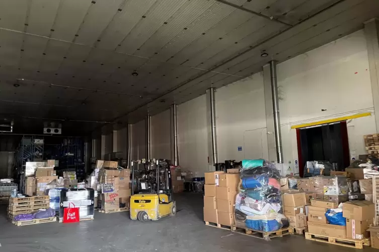 In dieser Halle im polnischen Tychy wurden die Hilfsg&uuml;ter zum Weitertransport umverpackt. 