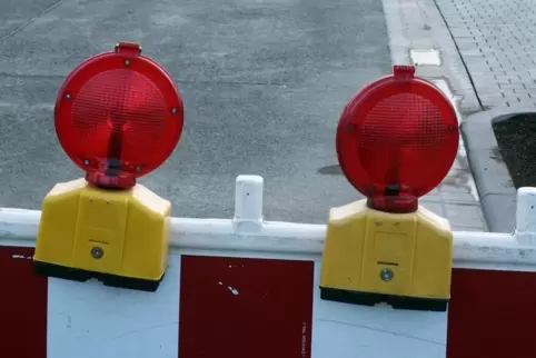 Die Straße ist für drei Stunden gesperrt. 