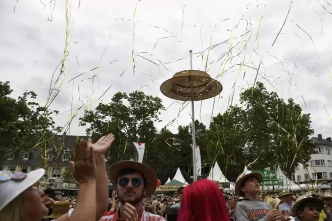 Vor knapp drei Jahren: die Eröffnung des Strohhutfestes 2019 auf dem Rathausplatz. Dann kam die Pandemie und die Veranstaltung m