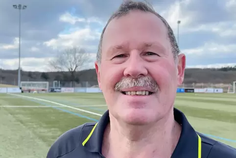 Ruhe, eine offene und ehrliche Kommunikation und Leidenschaft für den Fußball bringt Helmut Schwarz als Schiedsrichter mit. 
