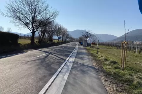 Fußgänger können den neuen Gehweg beschreiten, der parallel zur Villastraße verläuft. Fußgänger können den neuen Gehweg beschreiten, der parallel zur Villastraße verläuft.