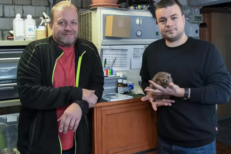 Gr&uuml;ndeten den Verein Igelfreunde Rhein-Pfalz: Bj&ouml;rn Wolfm&uuml;ller (links) und sein Sohn Jan. 