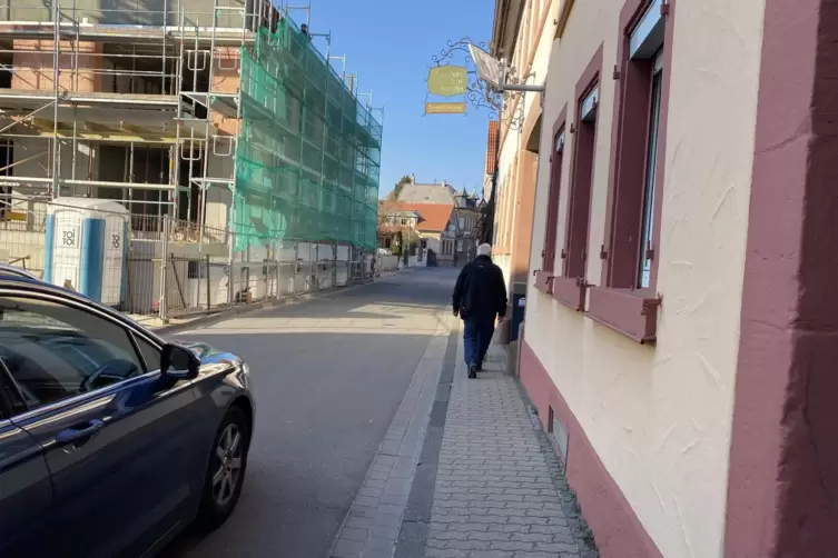 Auf dem B&uuml;rgersteig gibt es f&uuml;r Fu&szlig;g&auml;nger kaum eine Ausweichm&ouml;glichkeit. 