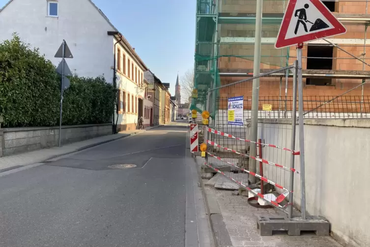 Westlich der Weinstra&szlig;e ist der Gehweg derzeit gesperrt. 