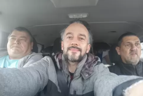  Unterwegs im Kleinbus des Dorfbetreuers. Für Marco Geiger (Mitte) und andere Flüchtlinge in dem Fahrzeug wird es etwas eng.