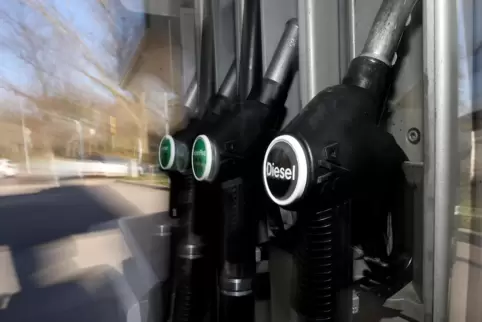 Ein Liter Diesel kostet in etwa so viel Geld wie ein belegtes Brötchen. 