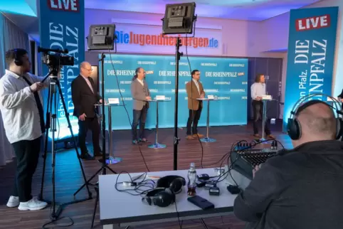 Aufnahme läuft: Die Diskussion der drei Bürgermeisterkandidaten mit der RHEINPFALZ-Redaktionsleitung zeichnete der Offene Kanal 