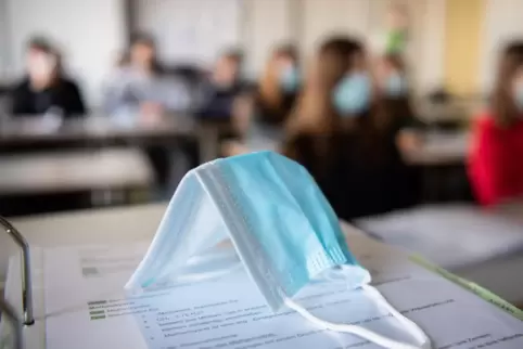 Der Deutsche Lehrerverband warnt davor, die Maskenpflicht an Schulen trotz vielerorts steigender Corona-Inzidenzen abzuschaffen.