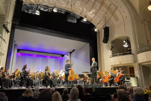 Die Staatsphilharmonie in der Festhalle in Landau: Beifall für den Solisten Maximilian Hornung, Dirigent Michael Francis und das