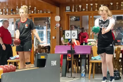 Spielte früher schon im Pirmasenser Erstligateam: Ann-Katrin Neu (rechts), hier 2019 mit Sandra Loncarevic vom SKK Poing. 