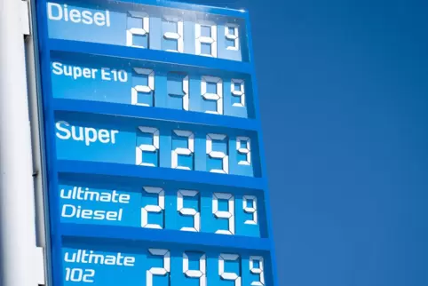 Schon jetzt machen die Spritpreise vielen Menschen zu schaffen. Etliche befürchten, dass sie sogar noch deutlich höher steigen w