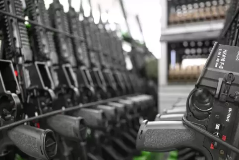 Sturmgewehre des Typs HK416 in der Produktionshalle von Heckler & Koch in Oberndorf.