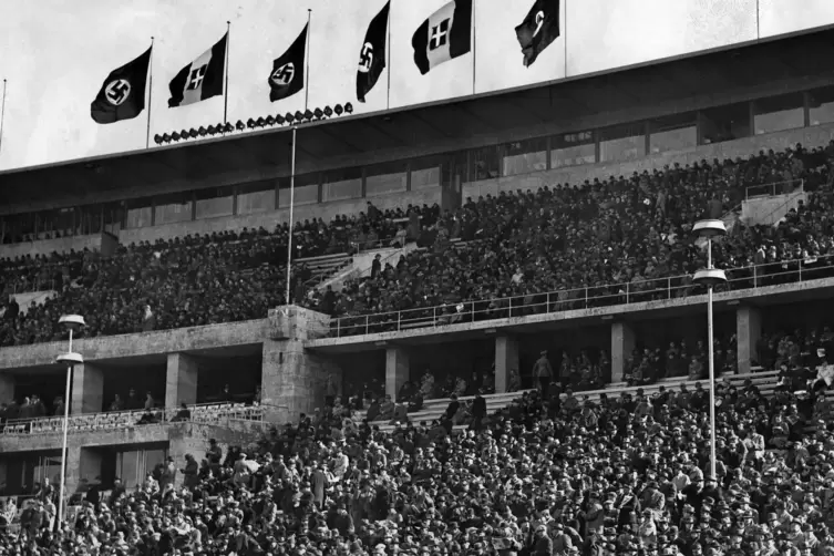 Seit Januar 1933 wehten die Hakenkreuzflaggen offiziell (hier 1938 im Berliner Olympiastadion) bei deutschen Sportereignissen. U