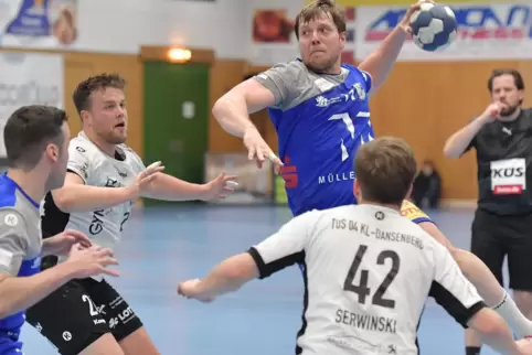 Jan Triebskorn (am Ball) ist seit kurzer Zeit Referendar in Karlsruhe.