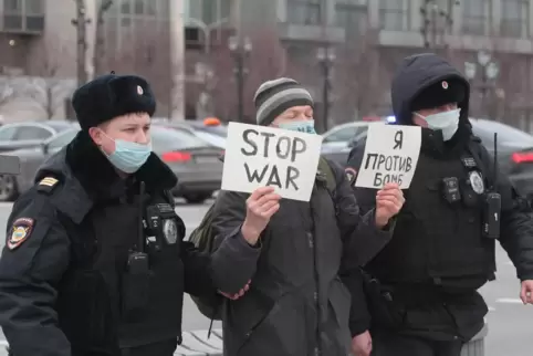 Polizisten nehmen den Teilnehmer einer Mahnwache gegen Russlands Militäroperation in der Ukraine auf dem Moskauer Puschkin-Platz