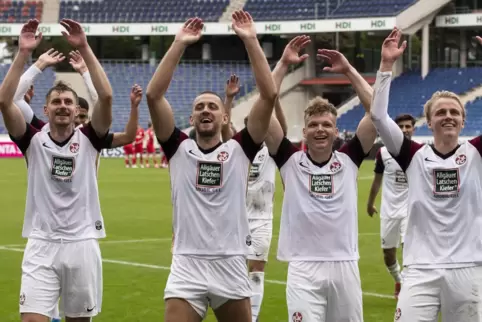 Zeit für die Welle: Kevin Kraus, René Klingenburg, Philipp Hercher und Felix Götze jubeln mit den Fans nach dem 6:0-Hinrundenerf